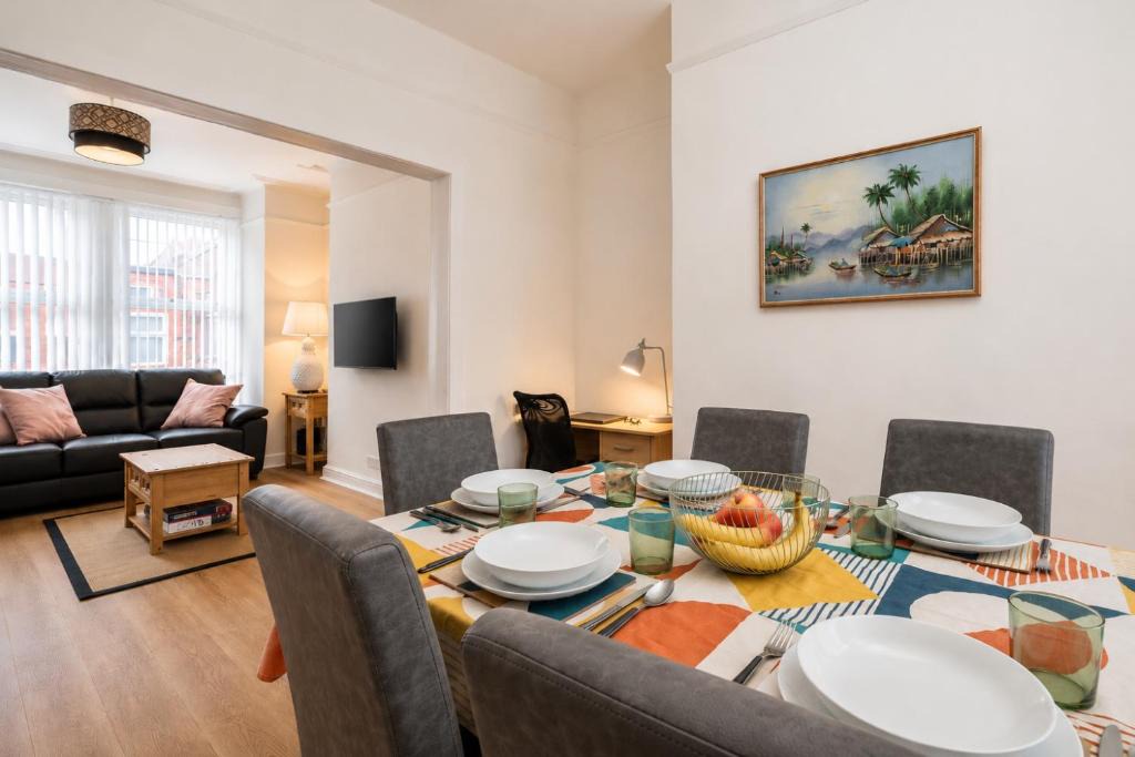 Bootle Apartment | High-Standard 3BR Home, Free Parking, Sleeps 5
