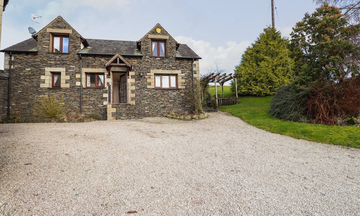 Crosthwaite House | HIGHBECK COTTAGE, pet friendly, with a garden in Crosthwaite