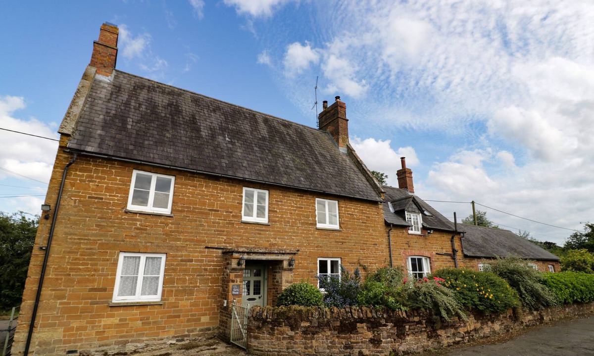 Litchborough Cottage | HILL HOUSE FARM, pet friendly in Nether Heyford, Northamptonshire