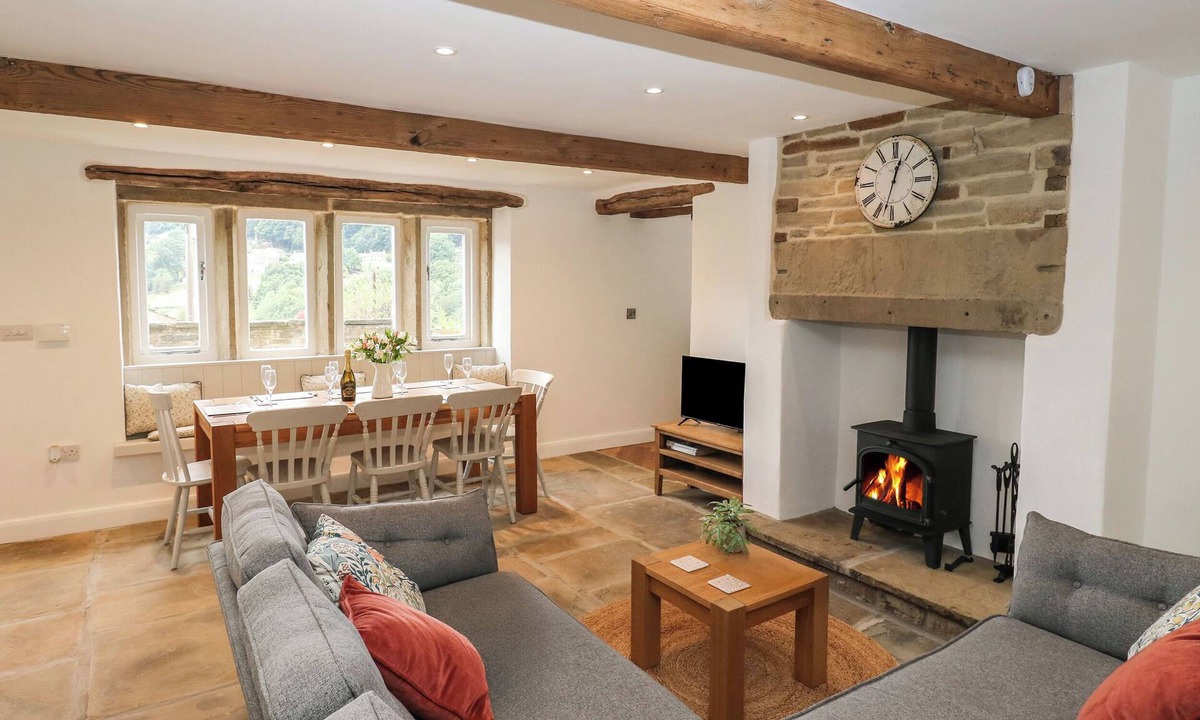 Hepworth Cottage | HILL TOP COTTAGE, pet friendly, with open fire in Holmfirth
