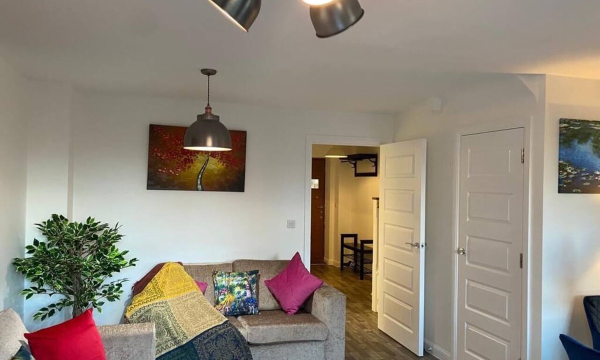 Trumpington House | Homely Contemporary Trumpington House; 5 mins drive to Addenbrookes Hospital