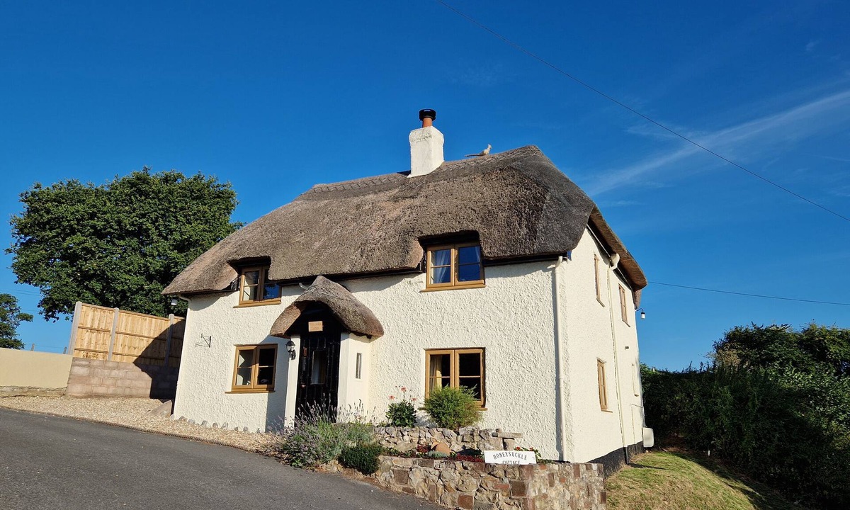 Smallridge Cottage | HONEYSUCKLE COTTAGE, pet friendly, with a garden in Axminster