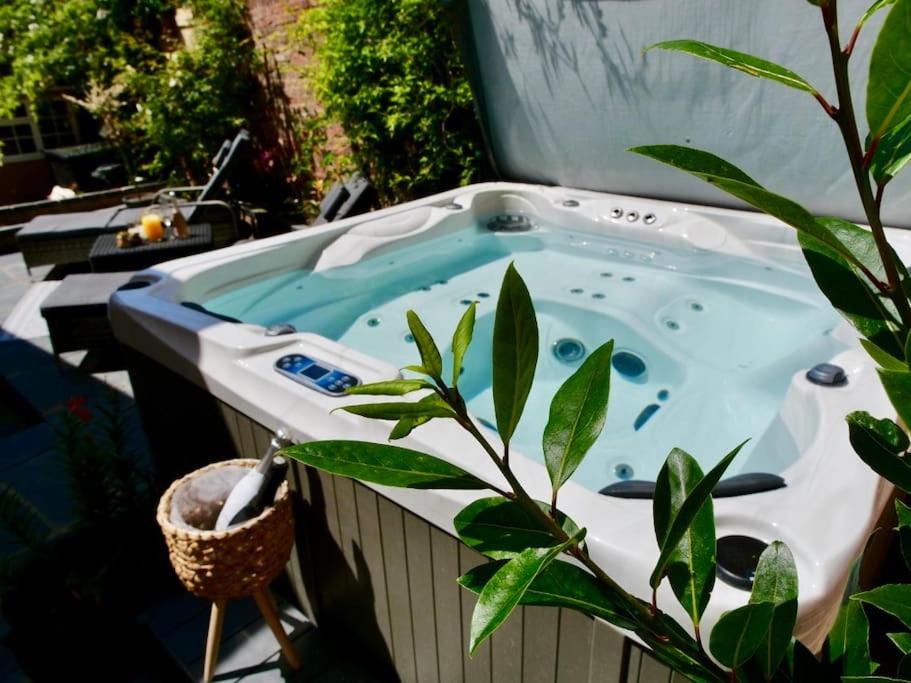 Saffron Walden House | Huge Luxury 8 Bed Manor House Hot Tub Pool Table
