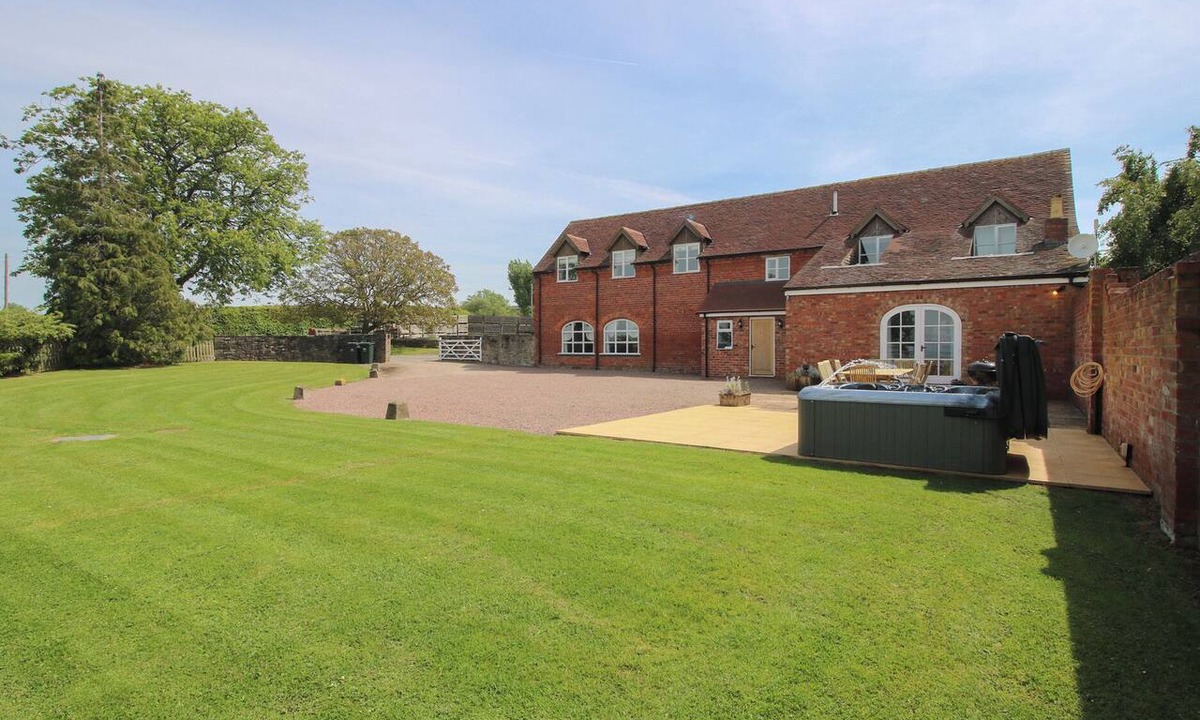 Tenbury Wells Cottage | HUNTERS MOON, pet friendly, with hot tub in Tenbury Wells