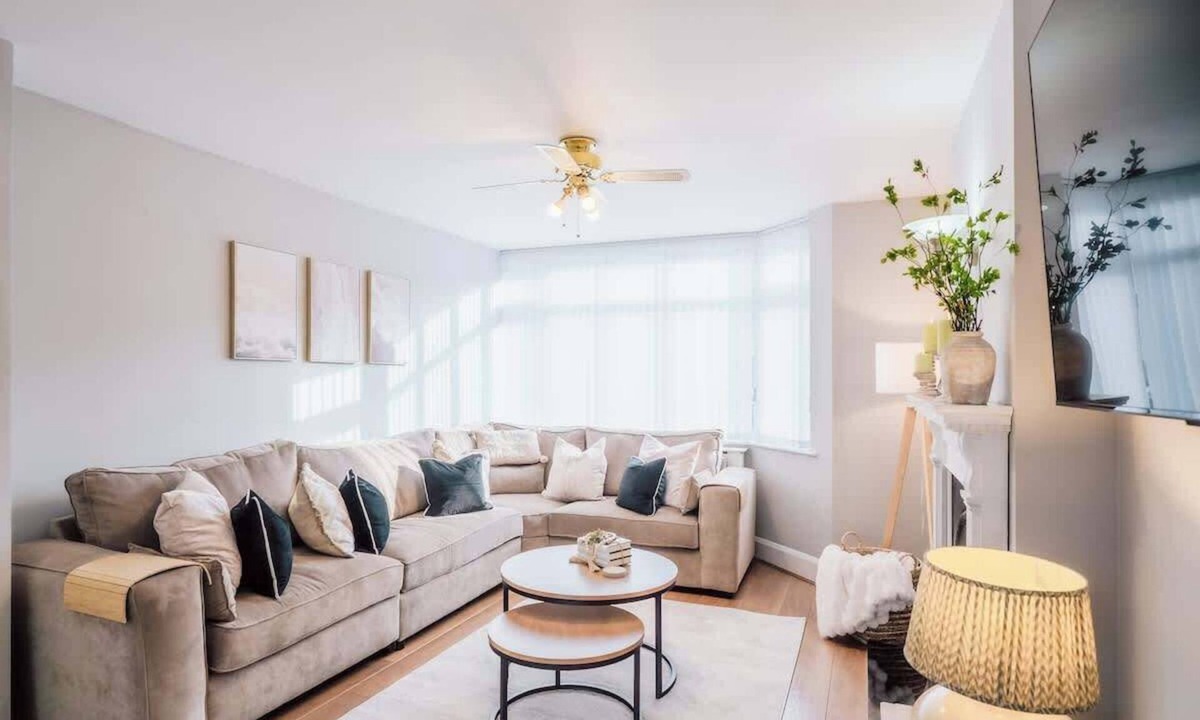 Wyken House | Ideal for Contractors and Families | FREE Parking