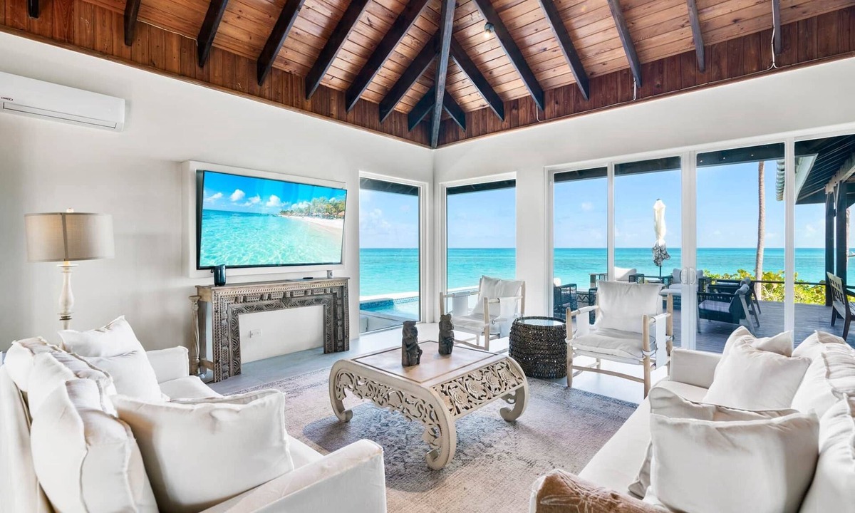 William's Town House | Inspiration Point, Newly Renovated, Heated Pool and Year-Round Sandy Beach