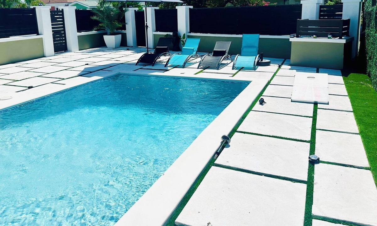 Nassau House | Island Haven 4 Bedroom House with AC, Pool, WiFi in Nassau, Bahamas