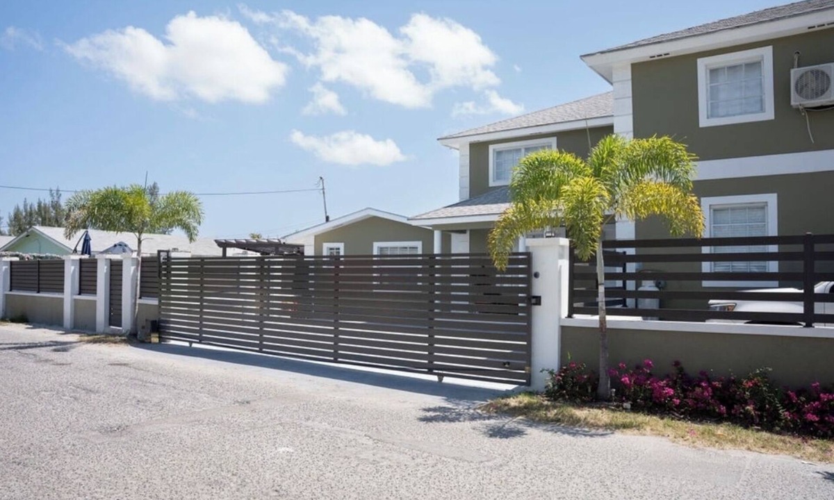 Nassau House | Island Haven Hideaway 5BR Home & Pool Cottage