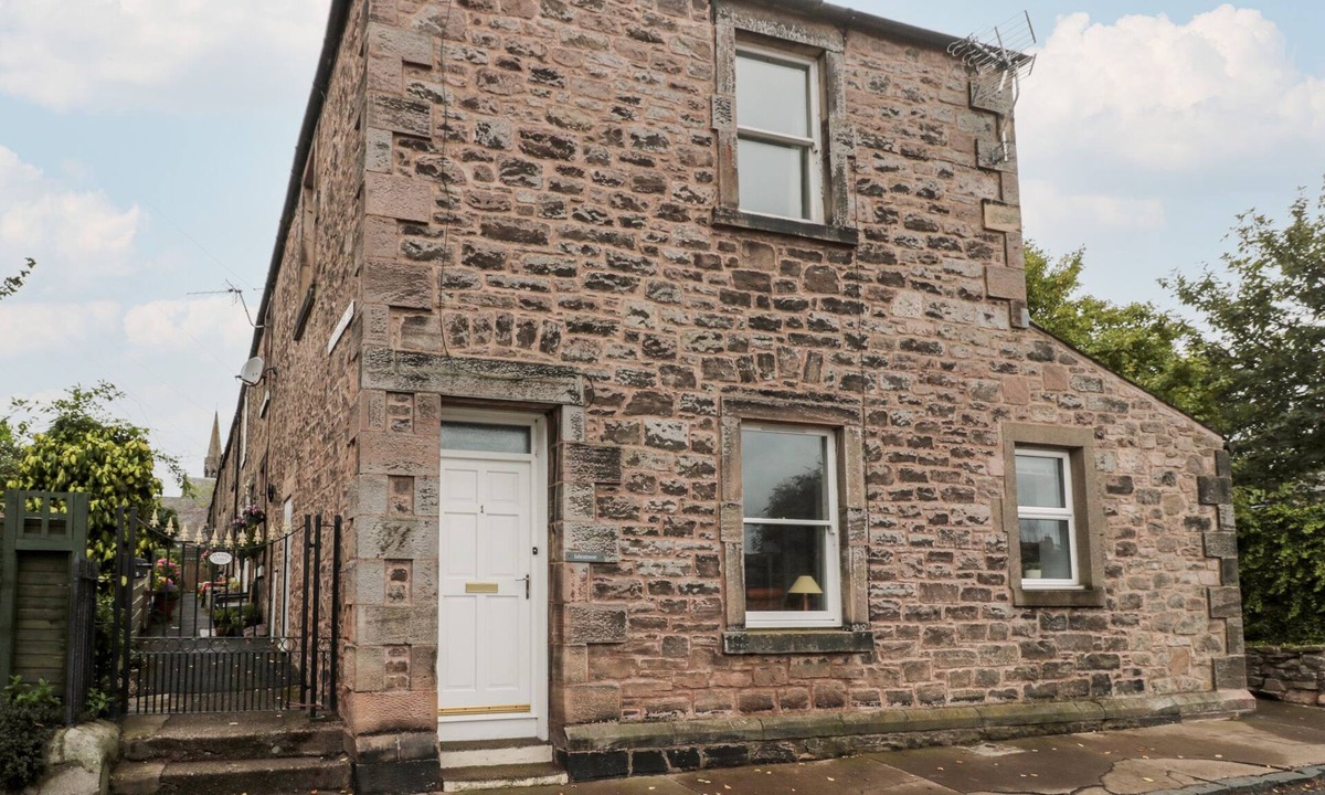 Berwick-upon-Tweed Cottage | ISLESTONE, 1 TEMPERANCE TERRACE, pet friendly in Berwick-Upon-Tweed