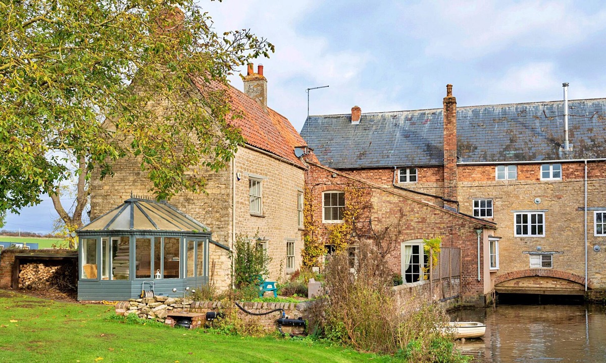 Thrapston House | Islip Mill House - Beautiful Riverside Home by Interhome