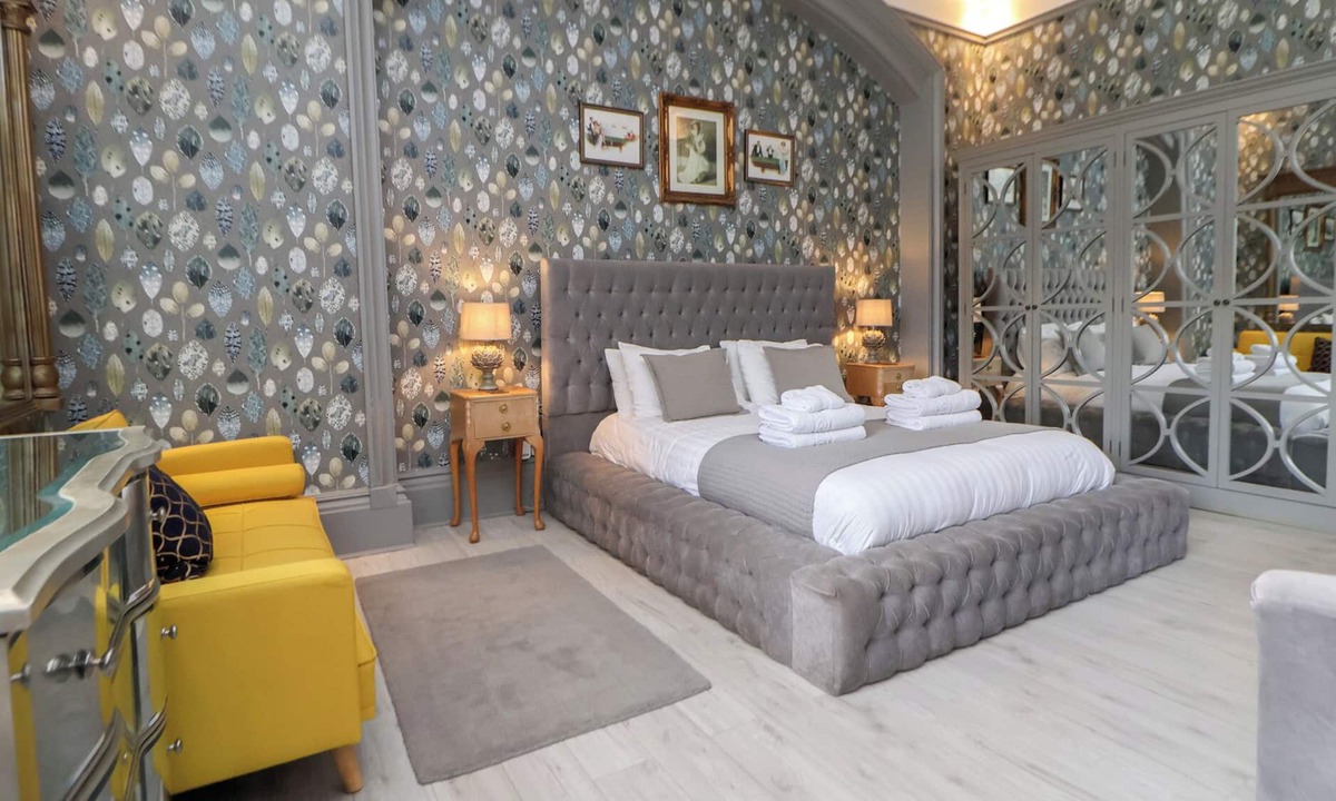 Waterloo Cottage | Ismay Billiard Room Apartment - Titanic Interest Beach View