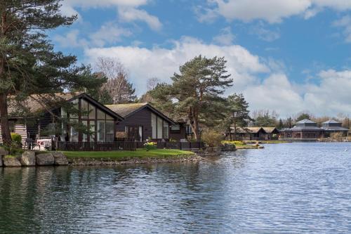 Carnforth House | Keer Lodge a lakeshore haven Pine Lake Resort