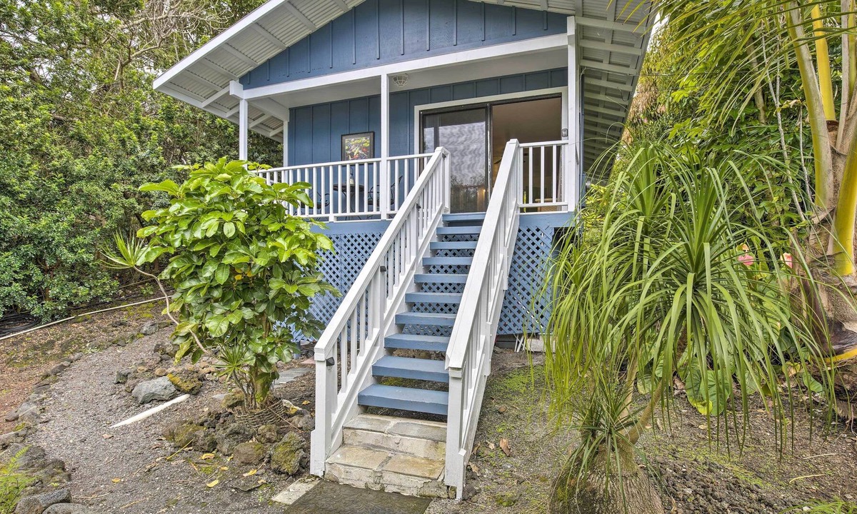 Honalo Apartment | Kona Cottage w/Lanai & Ocean Views on Coffee Farm!