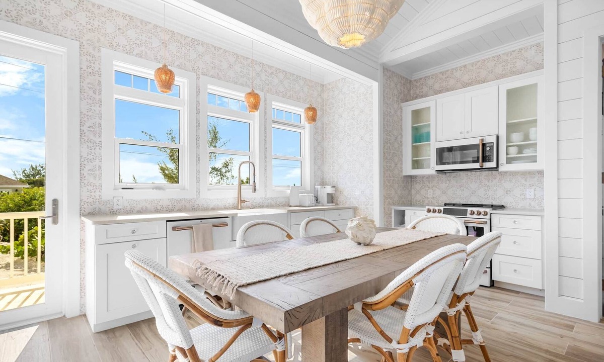 William's Town House | La Dolce Vita Cottage, Beachfront w/pool directly on Tropic of Cancer Beach!