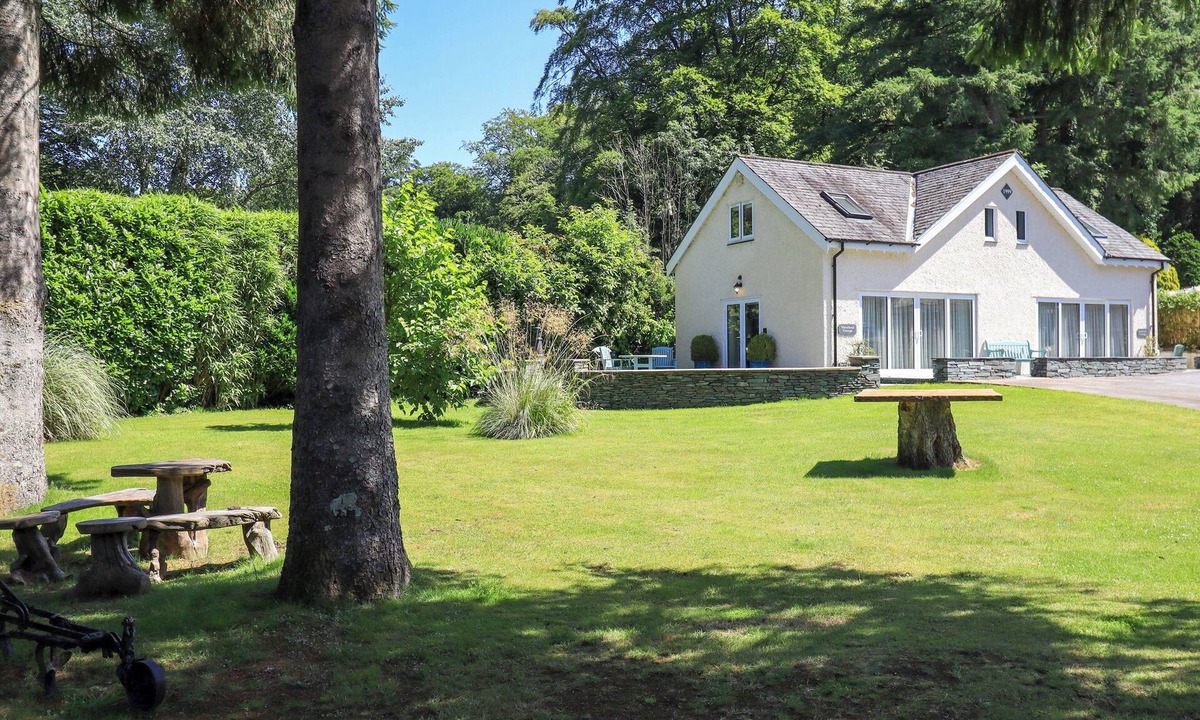 Brockhole Cottage | LAKESIDE COTTAGE, with a garden in Troutbeck Bridge