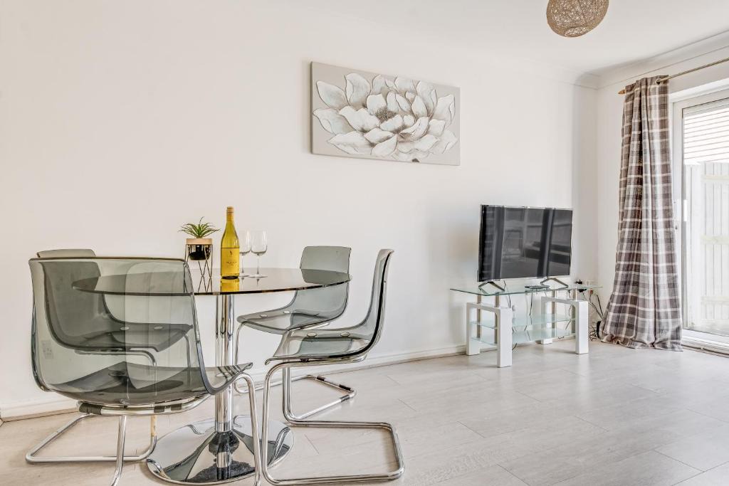 Bedford Apartment | Large 4 bed with free parking close to town centre fast WiFi and crisp hotel standard linen hosted by Our Home Short Stays