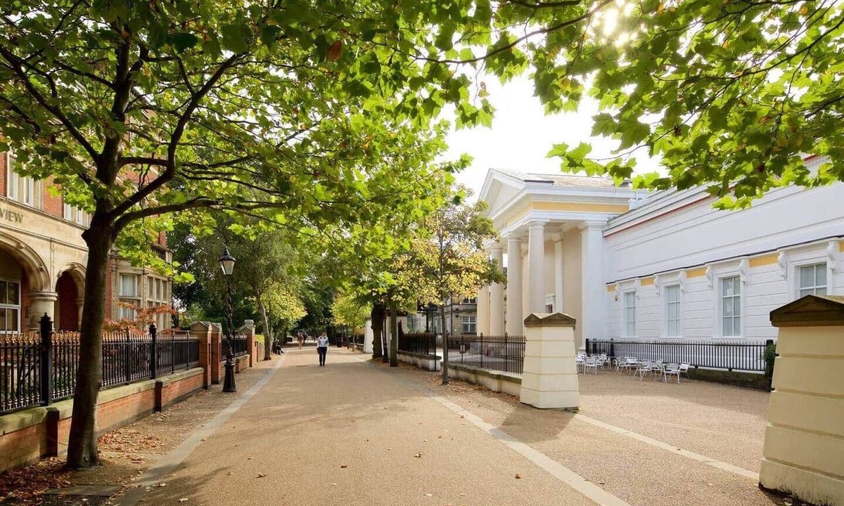 Leicester City Centre Apartment | Leafy New Walk & Museum views, with parking and AC