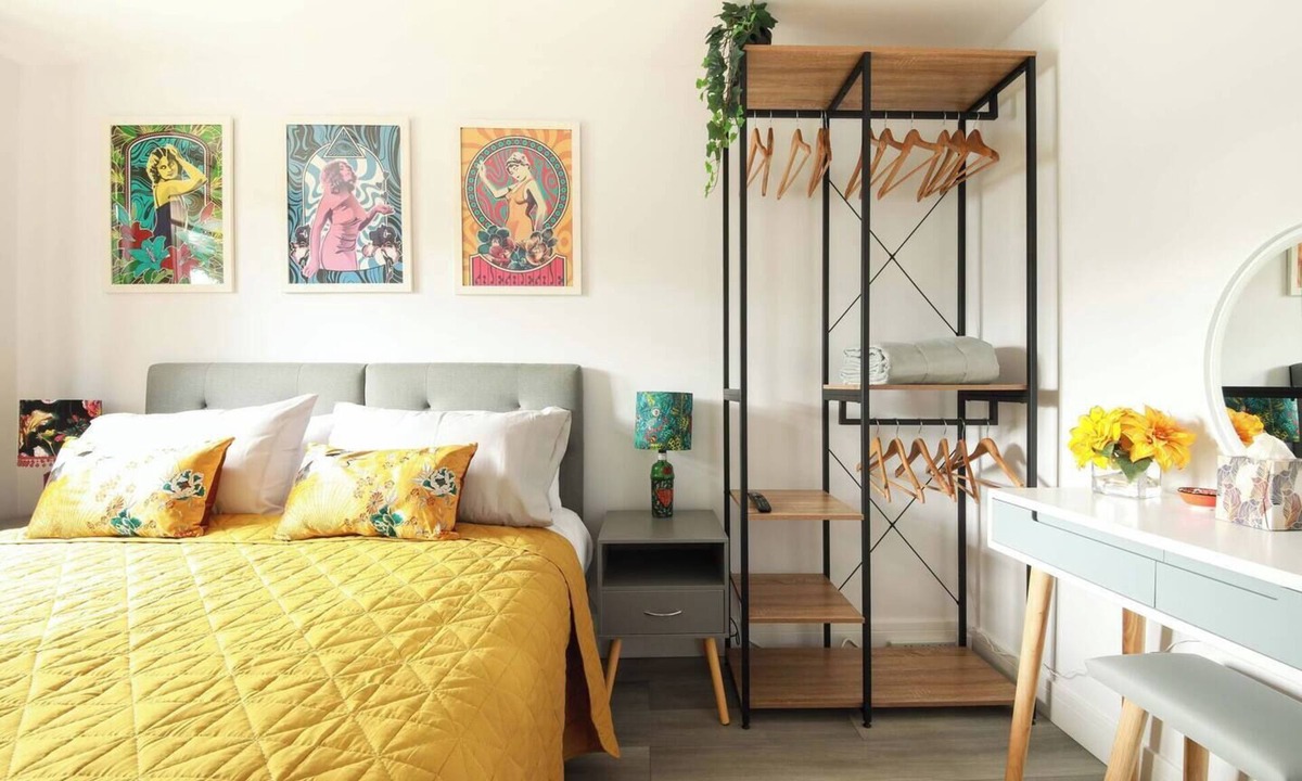Whitstable House | Little Bright House is a luxuriously modern one bedroom detached property, with parking.