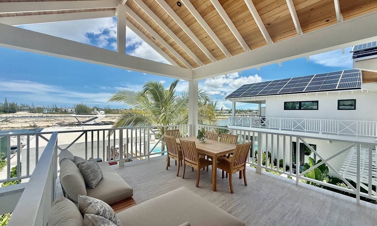 Coral Harbour Apartment | Little San Salvadore
