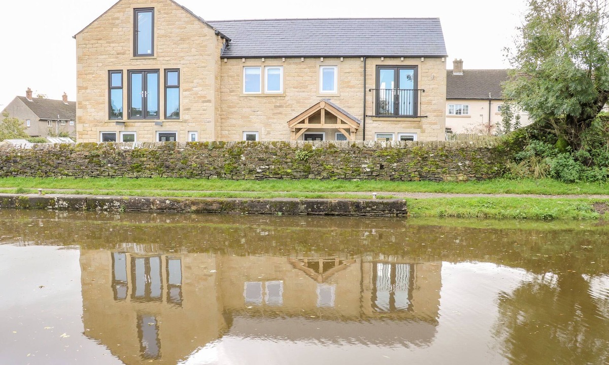 Gargrave Cottage | LOCK VIEW - NORDIC SPA, pet friendly, with hot tub in Gargrave