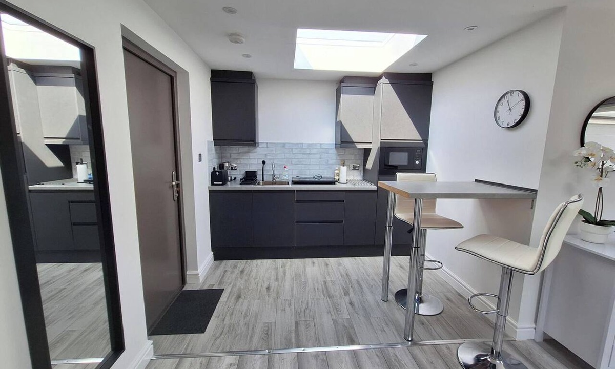 Longlands Apartment | Lodge - Sleeps 2 - Pet Friendly - Parking - Patio