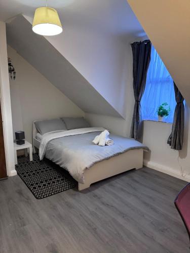 Luton Apartment | Loft Studio with Private Ensuite Bathroom and Kitchenette