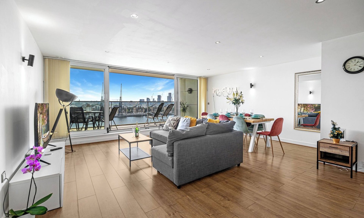 Canning Town South Apartment | LONDON EXCEL MARINA DELIGHT- Chic 2-Bedroom with Panoramic Water View.