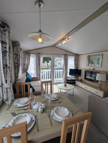 Milford on Sea Resort | LOVELY BRIGHT AND AIRY CARAVAN ON THE 5 Star SHOREFIELD COUNTRY PARK ENTERTAINMENT PASSES INCLUDED