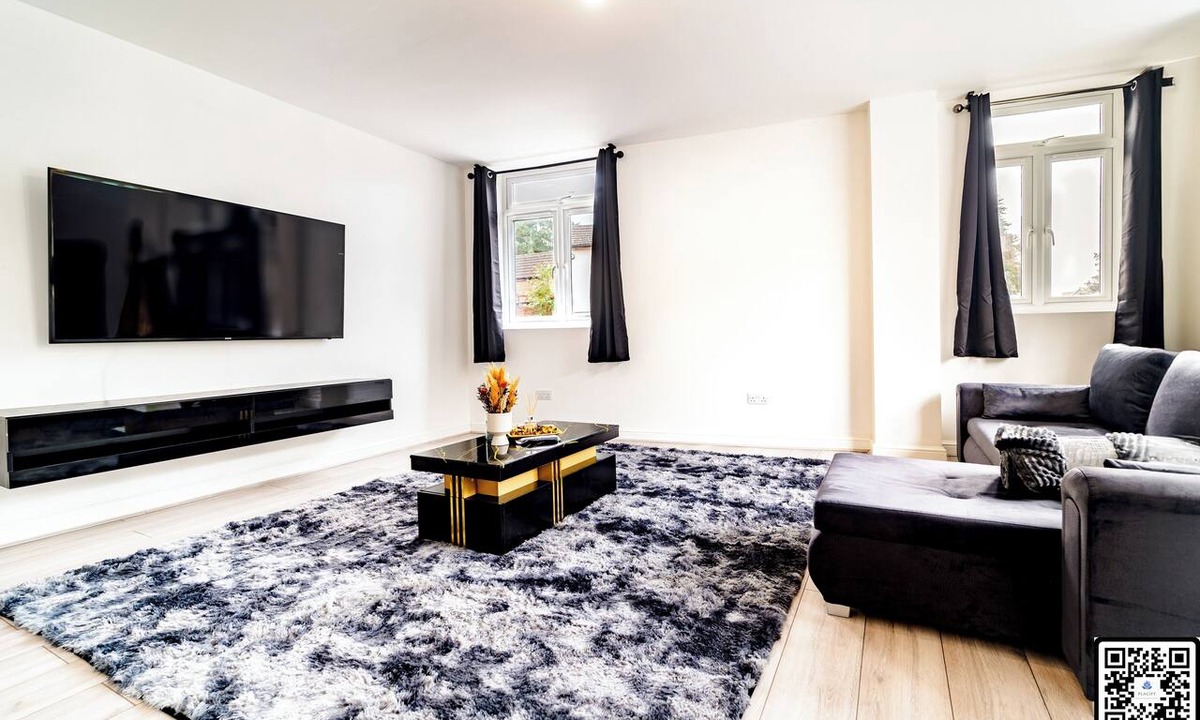 Luton Apartment | LUX 2BDR Flat By Luton Station/Airport/City Centre - 30min to Kings X St Pancras