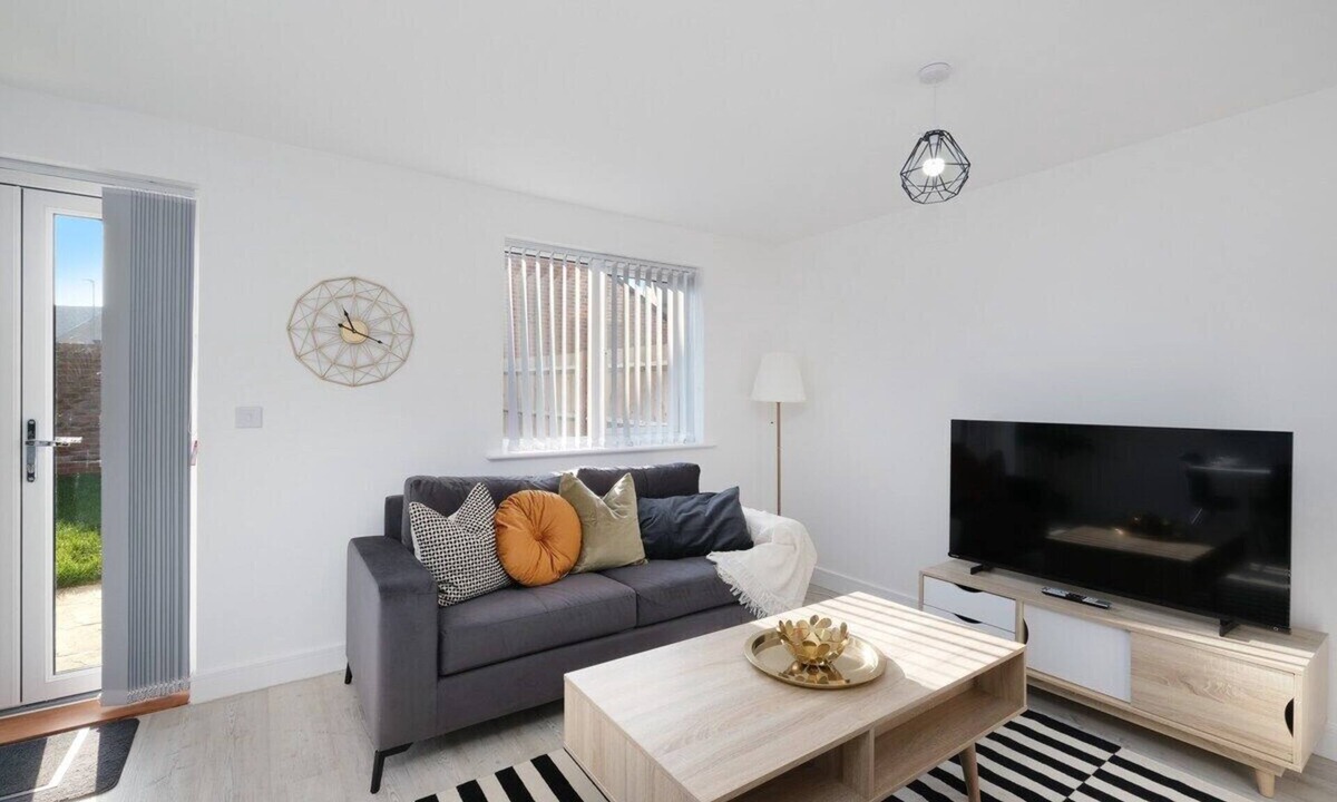 Aylesbury House | Luxaura 5 Bedroom 3 Bath Service House w/Parking
