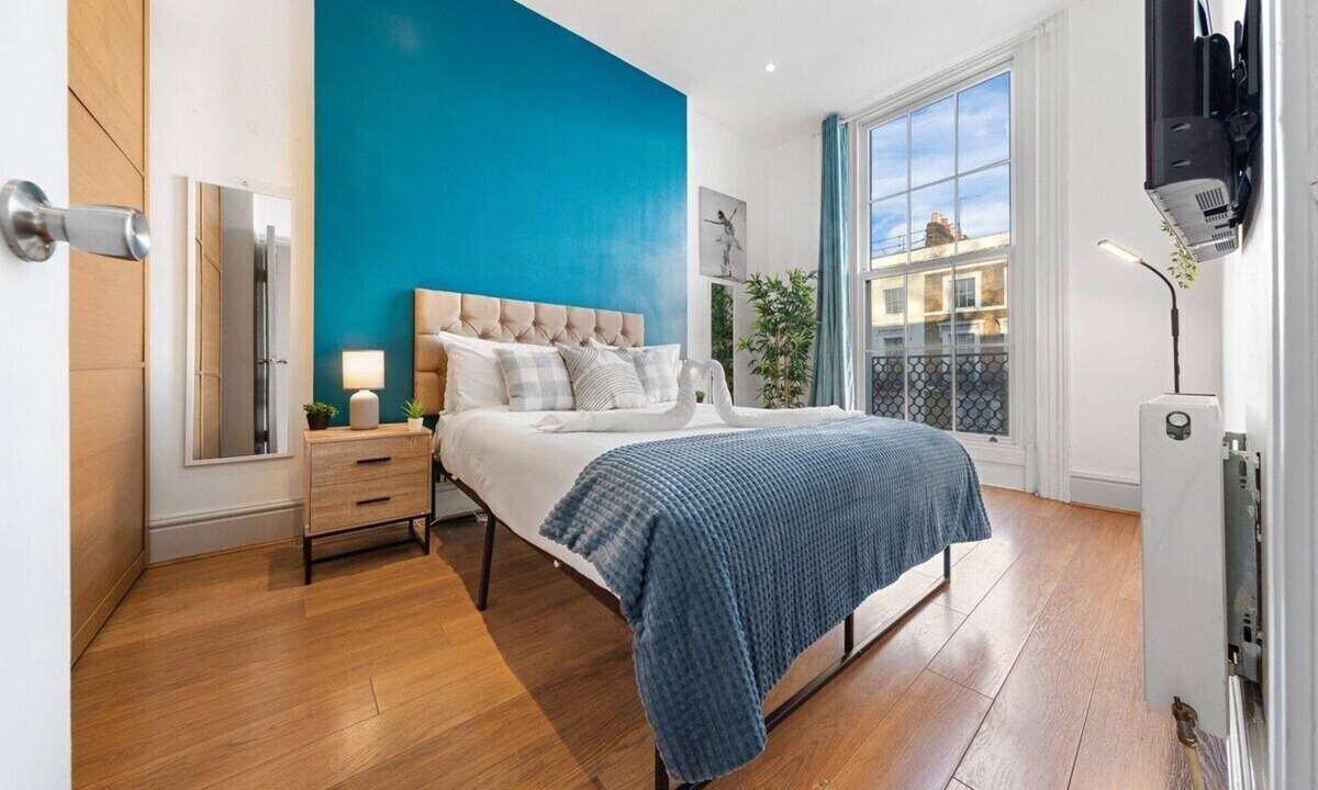 Holland Park Apartment | Luxurious 3BR Flat w/Balcony in Kensington for 7!
