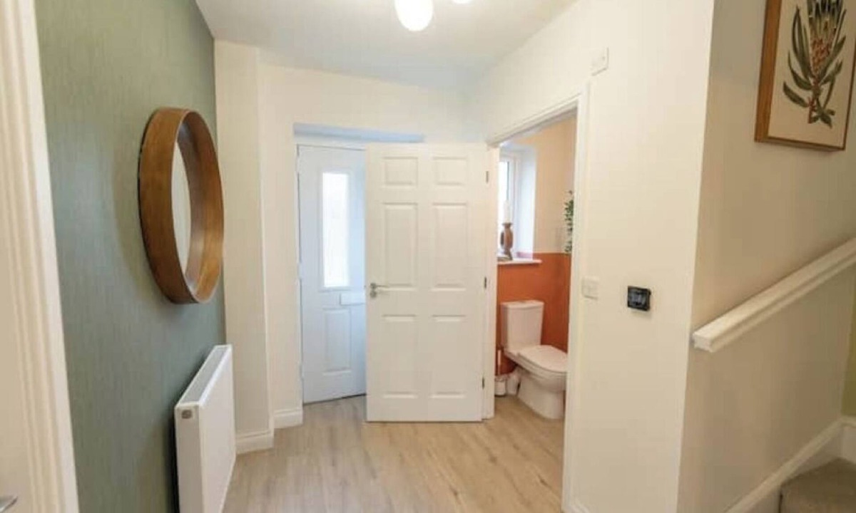 Ashton-under-Lyne House | Luxurious Family Retreat in Mossley – Sleeps 7 Adults + 2 Kids | Near Manchester