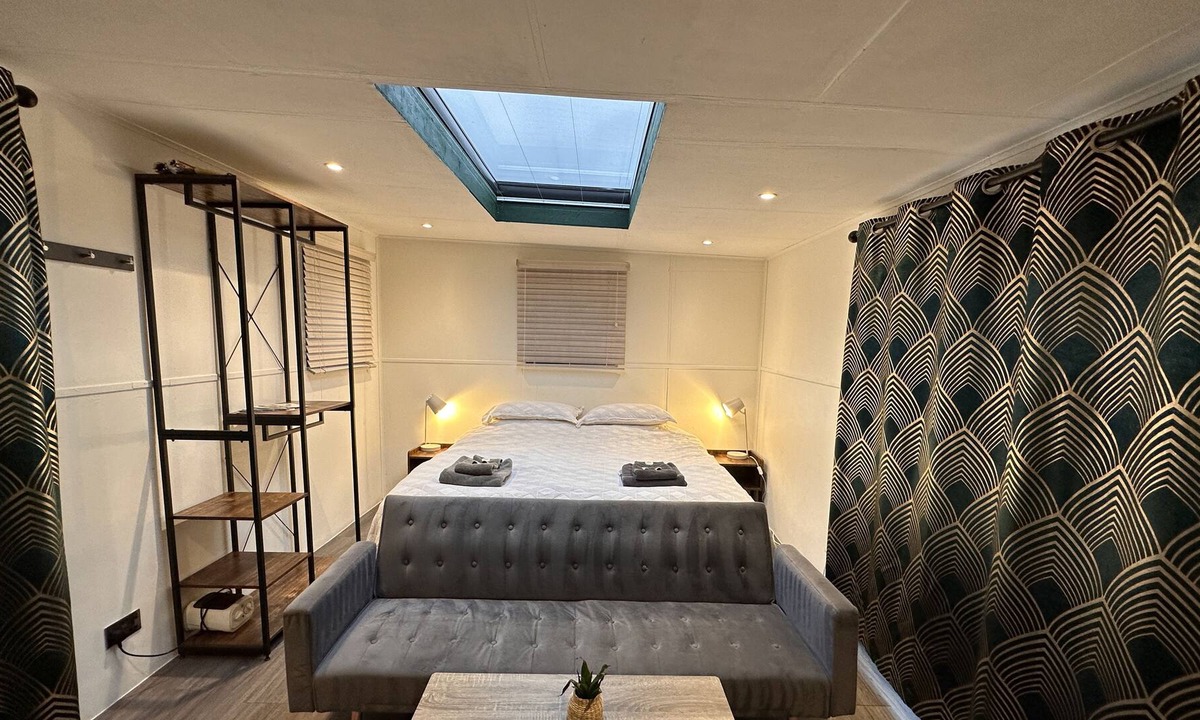 Chackmore Ski Chalet | Luxurious Pavillion with Skylight, Patio, and Quadruple garden door and ensuite