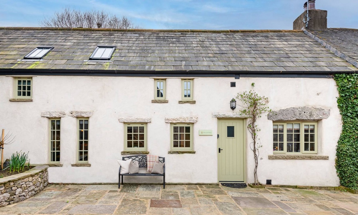 Silverdale Cottage | Luxurious rural retreat, with private Hot tub!