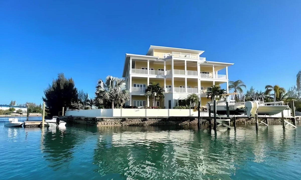 Bell Channel Bay Condo | Luxury 2/2 Sleeps 6. Grand Bahama Condo w/POOL, Boat Dock plus close to BEACH!
