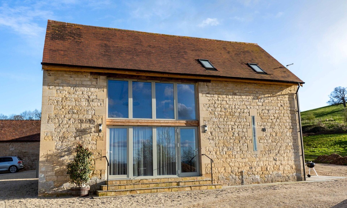 Haresfield House | Luxury 2-Bed Cotswolds Barn with Two Ensuite Kings