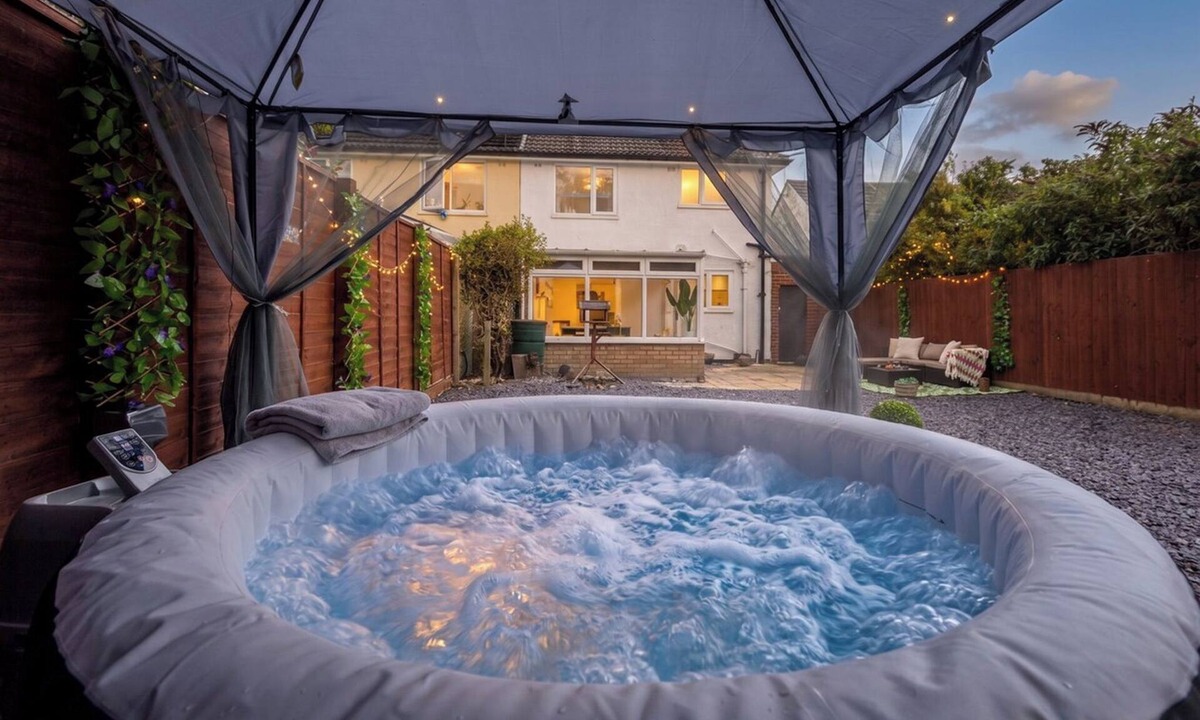 Cambridge House | Luxury 2BR Cambridge House | Hot Tub & Pool Table
