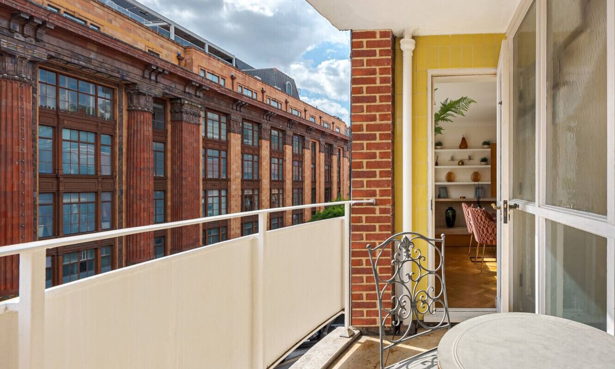Knightsbridge Apartment | Luxury 2BR Overlooking Harrods & London Skyline
