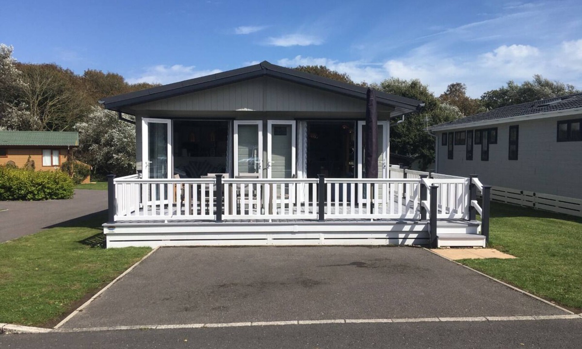 Milford on Sea Cabin | Luxury 3 Bedroom Lodge - Pet Friendly