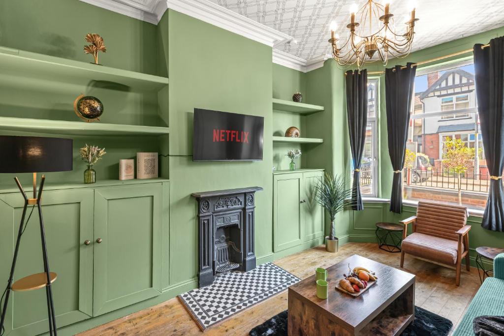 Leigh Apartment | Luxury 3 BR Home with Fast Wifi and Pool Table