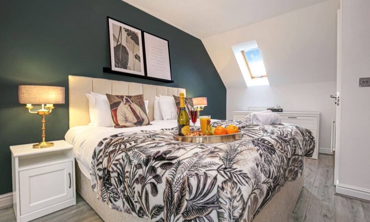 Newport Pagnell House | Luxury 4 Bedroom House-Sleeps 7