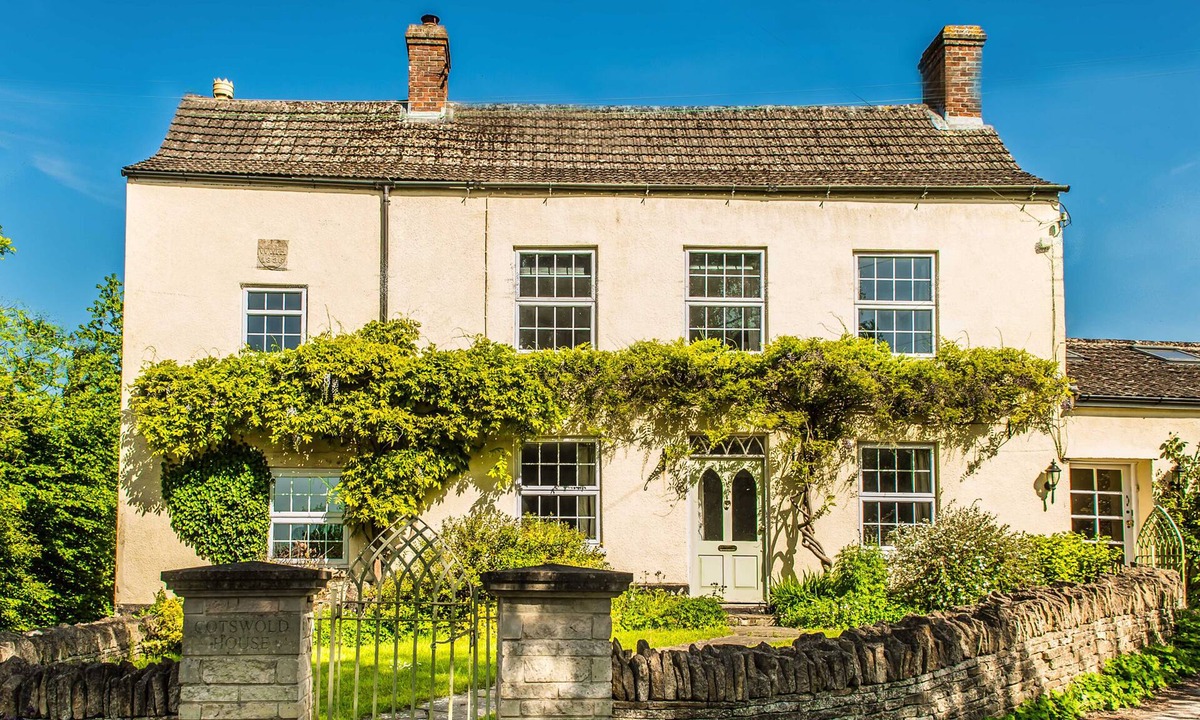 Dursley House | Luxury 6 Bed House, Hot Tub, Games Room and in Walking Distance to Village Pub