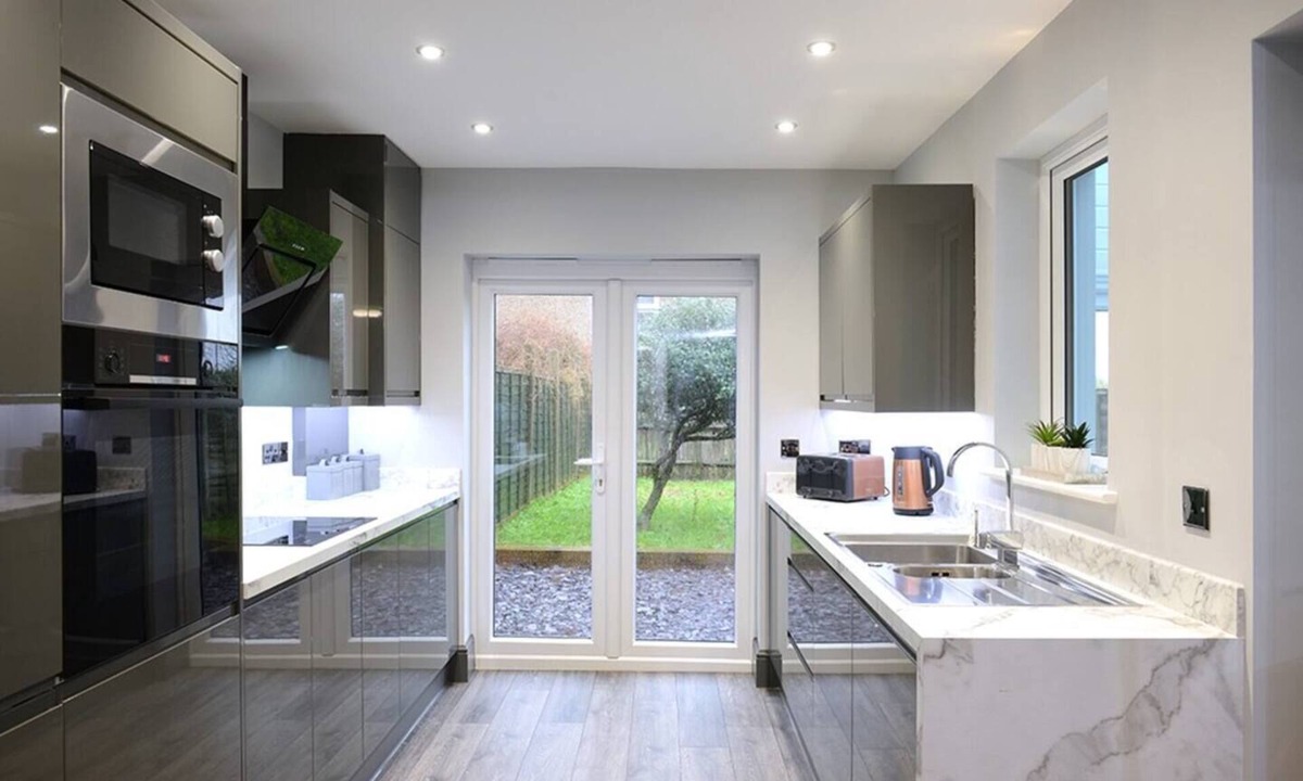 Southampton House | Luxury 8-Bed, 2-Bath Home – perfect for contractors, teams, or families. Spacious, fully equipped, and ready for long or short stays. Fast Wi-Fi, comfortable beds, and all the essentials included.