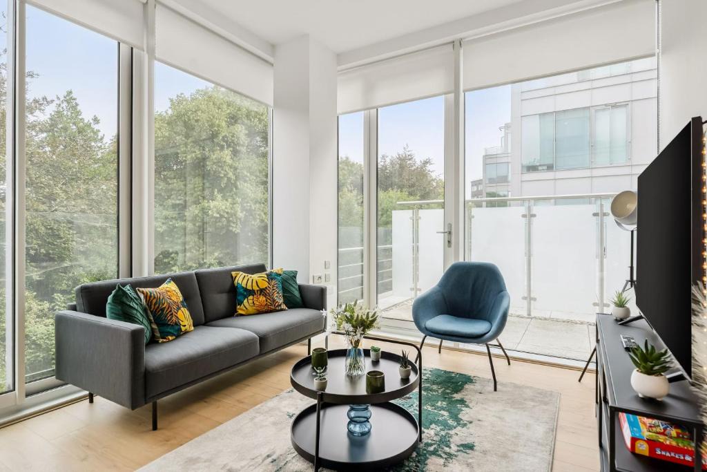 London Borough of Hounslow Apartment | Luxury Apartment with Parking, Cinema & Game Room and Gym