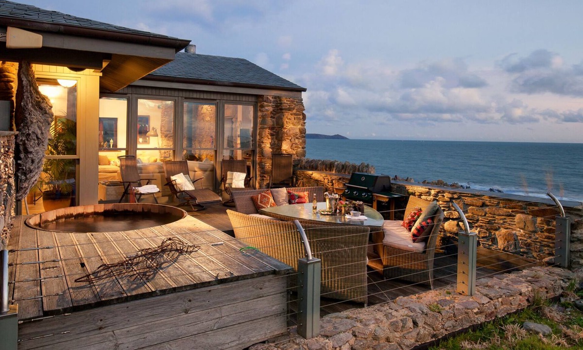 Portwrinkle House | Luxury Beach House Rental with Hot Tub, 30 meters to Beach