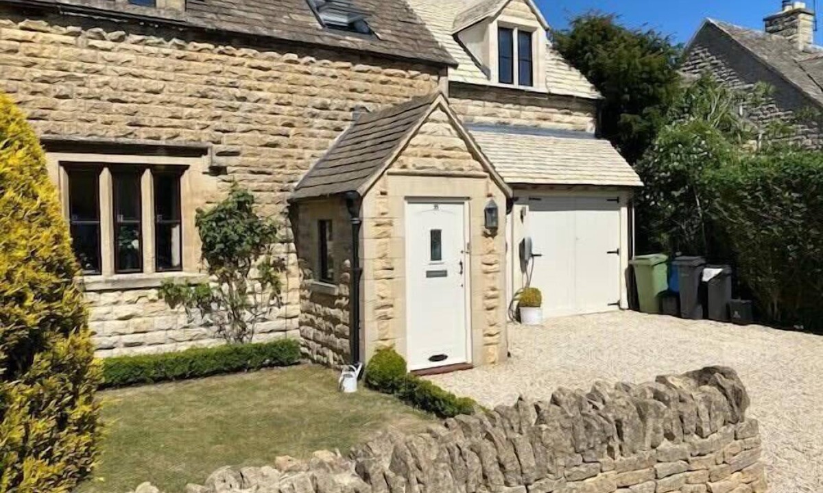 Cheltenham House | Luxury Coal Merchant’s Cotswold Cottage EV & Gym