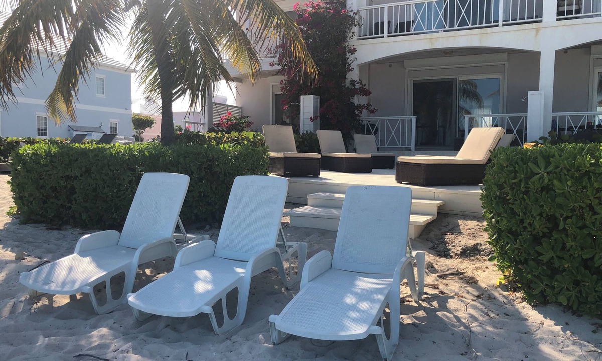 Palm Cay House | LUXURY DESIGN COZY BEACH HOUSE FULLY RENOVATED 5 Stars L