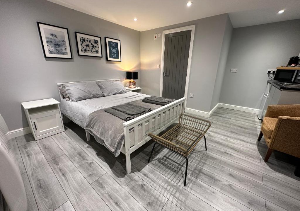Luton Apartment | Luxury Detached Studio Apartment - Free Super Fast WiFi - Free Parking - 15 Mins from Luton Airport