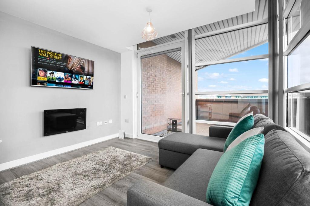 Brierley Hill Apartment | Luxury stay with scenic views