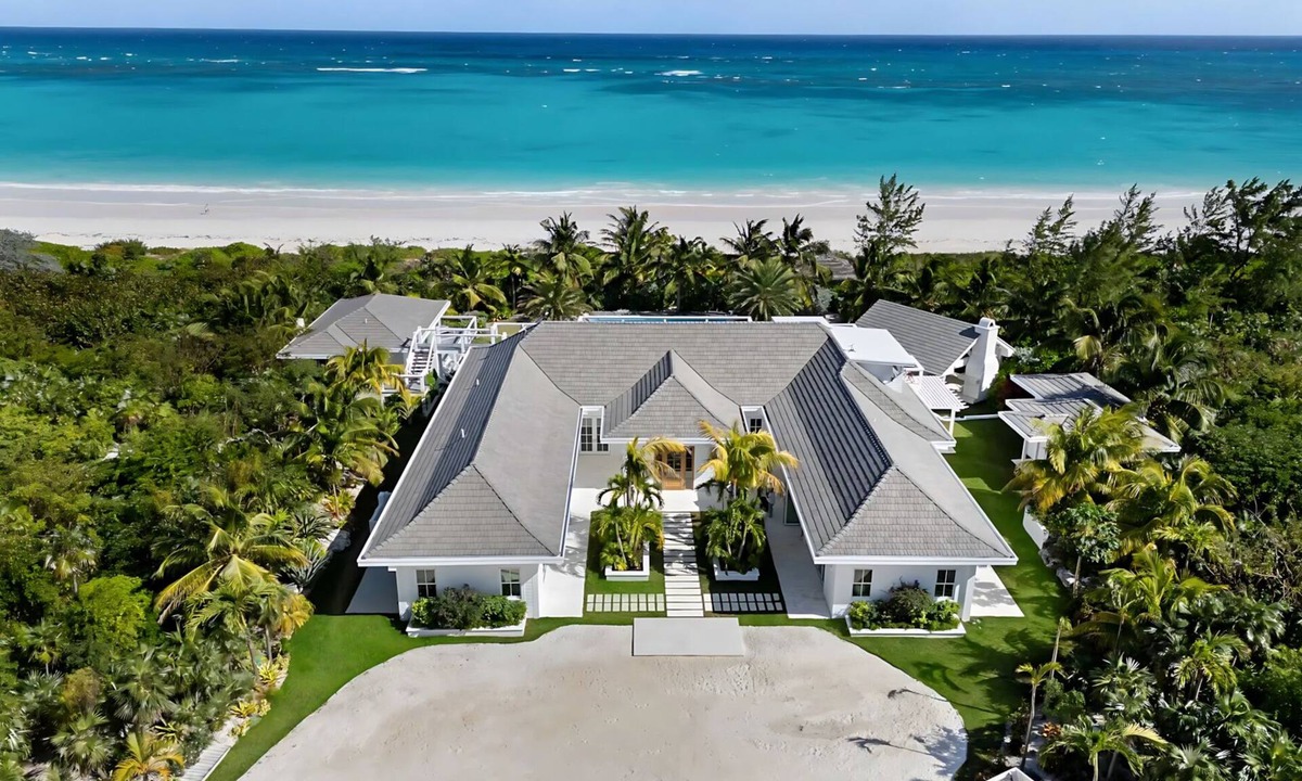 Winding Bay Villa | Luxury tropical villa located next to the beach